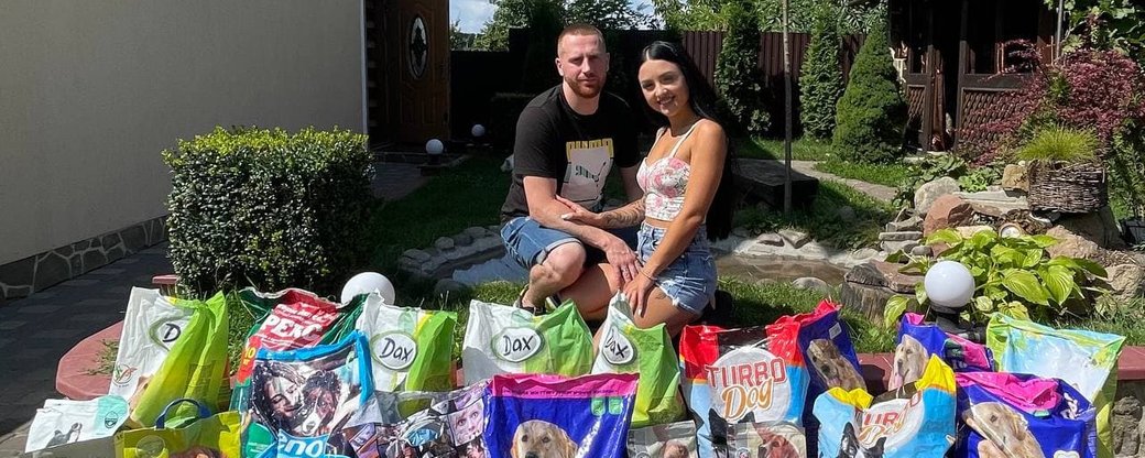 У Хмельницькому на весіллі молодятам подарували гору собачого корму (фото)